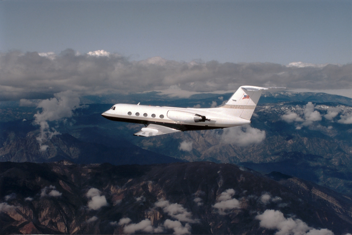 n264cl_gulfstream-g-ii59-sp_during-flight_over-some-mountains-and-cloudes_1